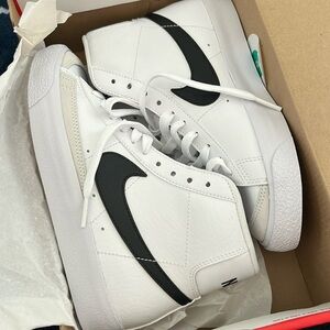 Nike Blazer Mid’77 size 3.5Y Never Worn
